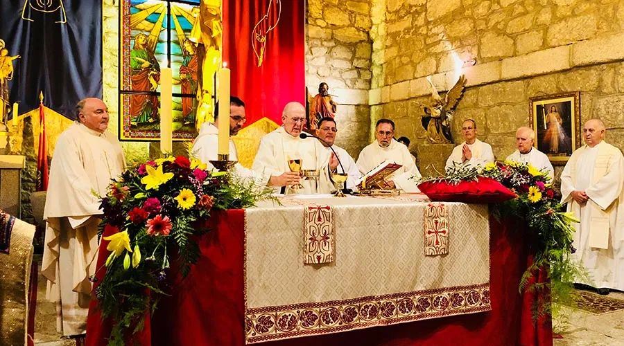 Cardenal tras profanación en iglesia: Dios ama incluso a los que le abofetearon