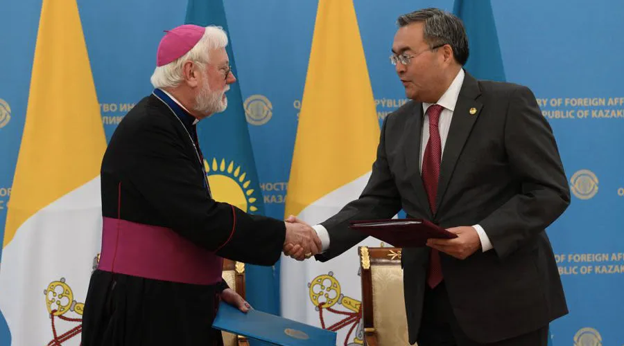 Mons. Paul Richard Gallagher firma acuerdo en Kazajistán. Crédito: Vatican Media?w=200&h=150