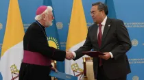 Mons. Paul Richard Gallagher firma acuerdo en Kazajistán. Crédito: Vatican Media