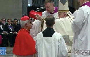Cardenal Adalberto Martu00ednez de Paraguay recibe el birrete de cardenal. Cru00e9dito:Captura Vatican Media 