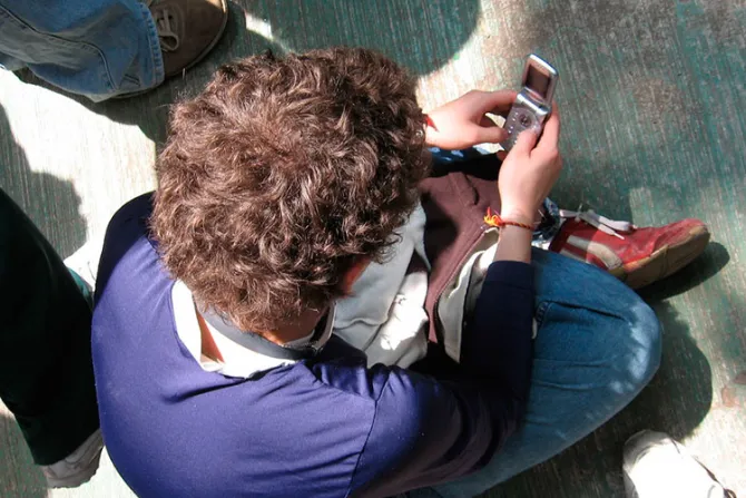 Es esencial ayuda de la Iglesia para adolescentes adictos al celular, dicen expertos