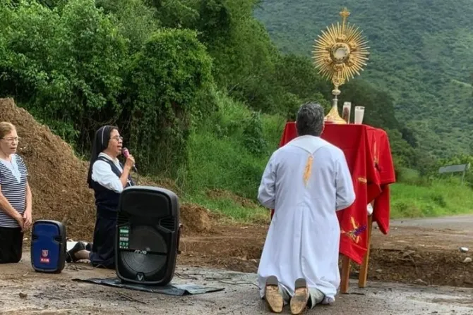 Sacerdote reza con el Santísimo en zona acechada por el narcotráfico