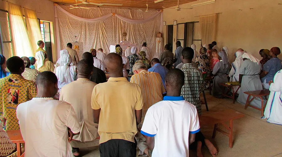 Católicos de Níger en adoración al Santísimo Sacramento. Foto Ayuda a la Iglesia Necesitada (AIN)