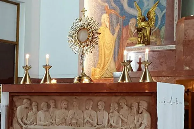 VIDEOS: Dos hombres cuentan cómo es adorar la Eucaristía superando los obstáculos