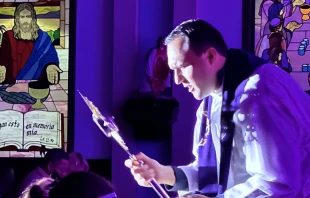 Adoraciu00f3n Eucaru00edstica. Cru00e9dito: Adoremus 