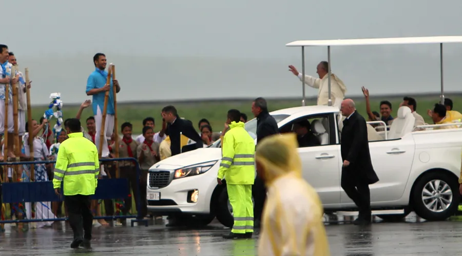 El Papa Francisco llega al aeropuerto de Tacloban en Filipinas. Foto Alan Holdren / ACI Prensa?w=200&h=150