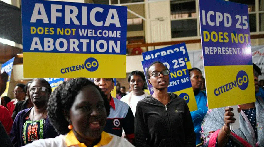 Activistas provida sostienen pancartas durante una manifestación organizada por CitizenGo en Nairobi, el 14 de noviembre de 2019 / Crédito: Fundación Heritage