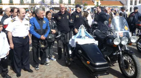 Policías motociclistas cumplen 20 años llevando a la Virgen de Luján por Argentina