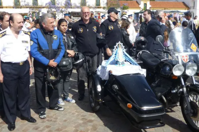 Policías motociclistas cumplen 20 años llevando a la Virgen de Luján por Argentina