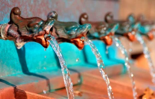 El agua potable es un bien escaso que deberu00eda ser accesible a todos. Foto: Pixabay 