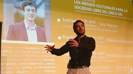 Feminista ataca a Agustín Laje durante conferencia sobre ideología de género [VIDEO]