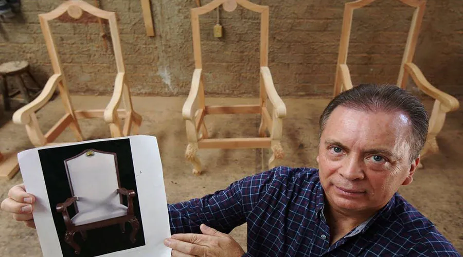 Foto : Agustín Parra con el diseño del sillón para el Papa Francisco / Crédito : Facebook Galería Agustín Parra?w=200&h=150