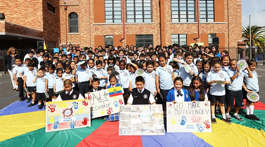 Niños participando en "Aid for Ecuador" / Arquidiócesis de los Ángeles?w=200&h=150