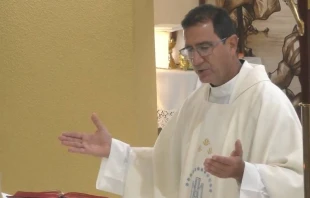 P. Alberto Reyes Pu00edas en Misa en la Ermita de la Caridad, en Miami. Cru00e9dito: Captura de video / Ermita de la Caridad. 