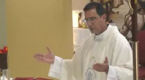 P. Alberto Reyes Pías en Misa en la Ermita de la Caridad, en Miami. Crédito: Captura de video / Ermita de la Caridad.