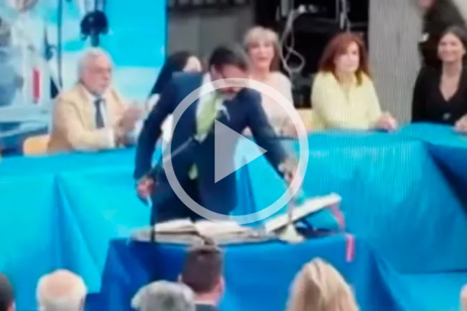 [VIDEO] “¿Dónde está el crucifijo?”: Alcalde español se niega a jurar sin imagen de Cristo