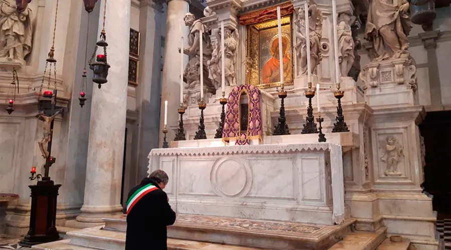 El alcalde de Venecia, Luigi Brugnaro, reza ante la Virgen. Crédito: Facebook Seminario Patriarcal de Venecia?w=200&h=150