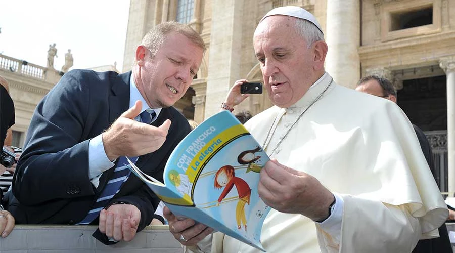 Alejandro Prosdocimi, del diario argentino Clarín, conversa con el Papa Francisco sobre libros "Con Francisco a mi lado", de Scholas Occurrentes. Crédito: Vatican Media.?w=200&h=150