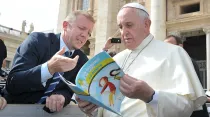 Alejandro Prosdocimi, del diario argentino Clarín, conversa con el Papa Francisco sobre libros "Con Francisco a mi lado", de Scholas Occurrentes. Crédito: Vatican Media.