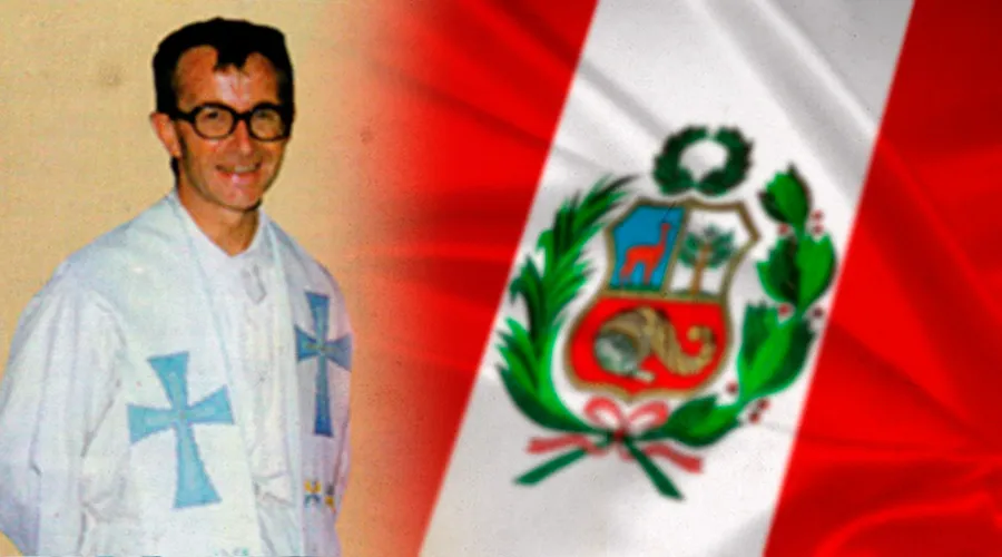 Padre Alessandro Dordi - Crédito: Diócesis de Chimbote   /   Bandera Perú - Crédito: Dominio Público