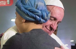 Alexia Guarduu00f1o abraza al Papa Francisco en Mu00e9xico. Foto L'Osservatore Romano 