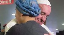 Alexia Guarduño abraza al Papa Francisco en México. Foto L'Osservatore Romano