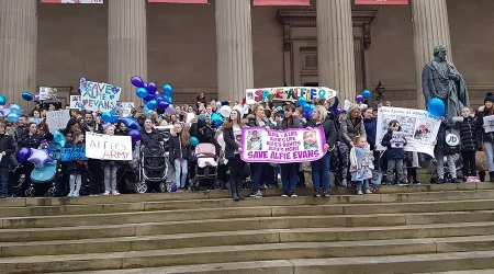 Padres de Alfie Evans vuelven a los tribunales y reciben apoyo de miles en las calles