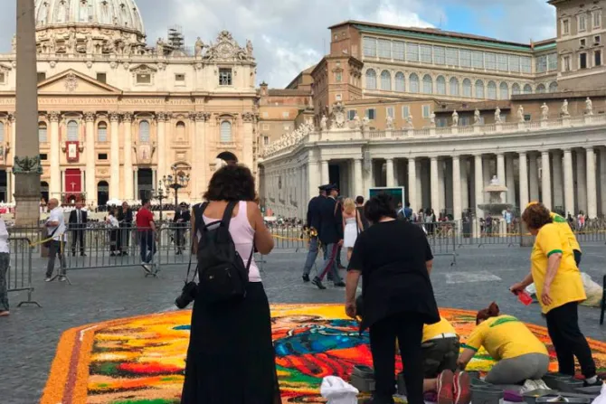 FOTOS: Bellas alfombras de flores adornan el Vaticano por San Pedro y San Pablo