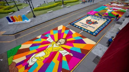 Perú: Fieles de Lima celebran la Pascua con 33 hermosas alfombras florales en la Plaza Mayor