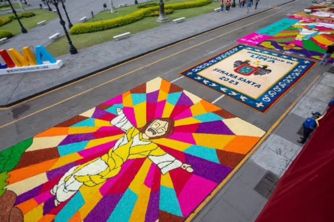 Perú: Fieles de Lima celebran la Pascua con 33 hermosas alfombras florales en la Plaza Mayor