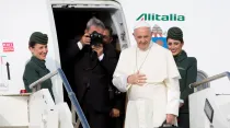 El Papa accede a un avión de Alitalia en un viaje apostólico. Foto: Daniel Ibáñez / ACI Prensa