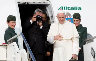El Papa accede a un avión de Alitalia en un viaje apostólico. Foto: Daniel Ibáñez / ACI Prensa 
