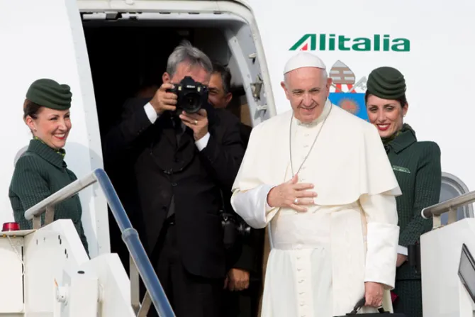 El Papa se despide de Alitalia: Es el último viaje papal de la compañía italiana