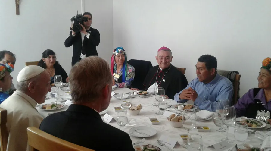 El Papa Francisco almuerza con representantes de La Araucanía / Foto: Greg Burke