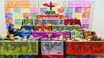 Tradicional "altar" por el Día de los Muertos en México. Crédito: Lemad.resaeva (CC BY-SA 4.0).