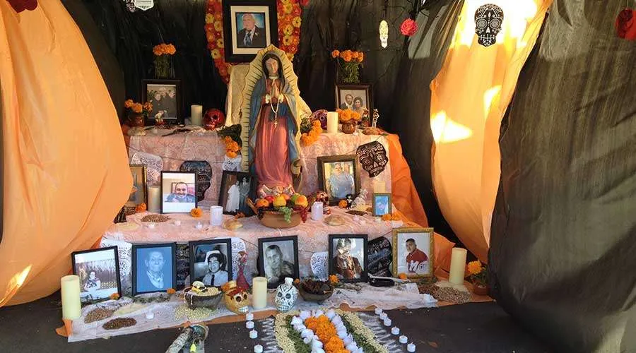 Tradicional altar de muertos con imagen de la Virgen de Guadalupe. Crédito: Flickr de Ray B (CC BY 2.0).