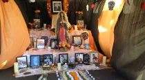 Tradicional altar de muertos con imagen de la Virgen de Guadalupe. Foto: Flickr de Ray B (CC BY 2.0).