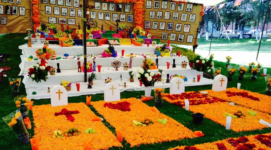 Altar de muertos en cementerio de Texcoco, México. Foto: Jorge Ranferi (CC BY-SA 4.0).