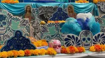 Altar de muertos en México con características calaveras y las imágenes de Jesús y María. Crédito: David Ramos / ACI Prensa.