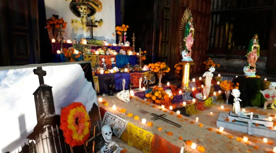 Altar de muertos en Catedral Metropolitana de México. Foto: SIAME.