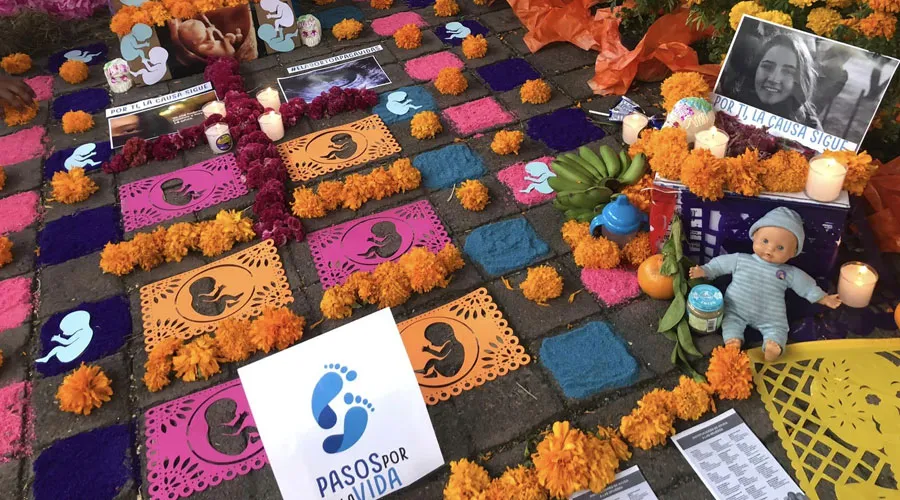 Con altares mexicanos recuerdan a víctimas del aborto en el Día de Muertos