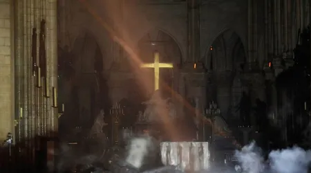 El altar y la cruz de Notre Dame de París lucen intactos tras el incendio