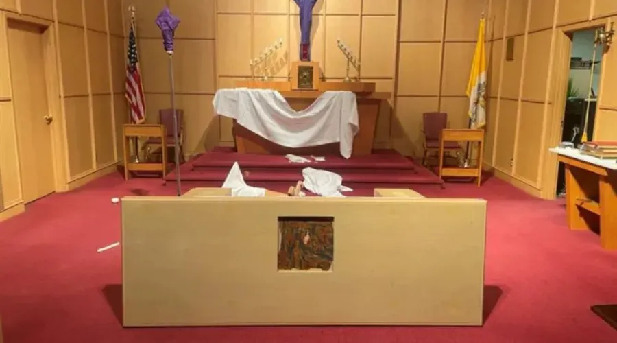 Profanan iglesia en EEUU tras derribar el altar y destrozar estatua del Sagrado Corazón