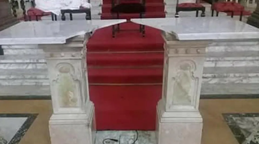 Altar destruido por desconocido / Foto: Basílica Nuestra Señora de Buenos Aires
