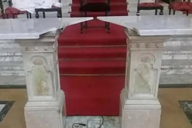 Desconocido incendia y rompe altar de iglesia dedicada a la Virgen María