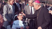 Mons. Álvaro del Portillo junto a joven enfermo. Foto: Opus Dei