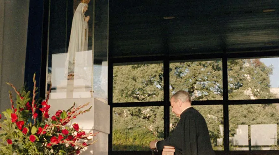 Beato Álvaro del Portillo reza en la capilla del Santuario de la Virgen de Fátima. Foto: Sitio web del Opus Dei.