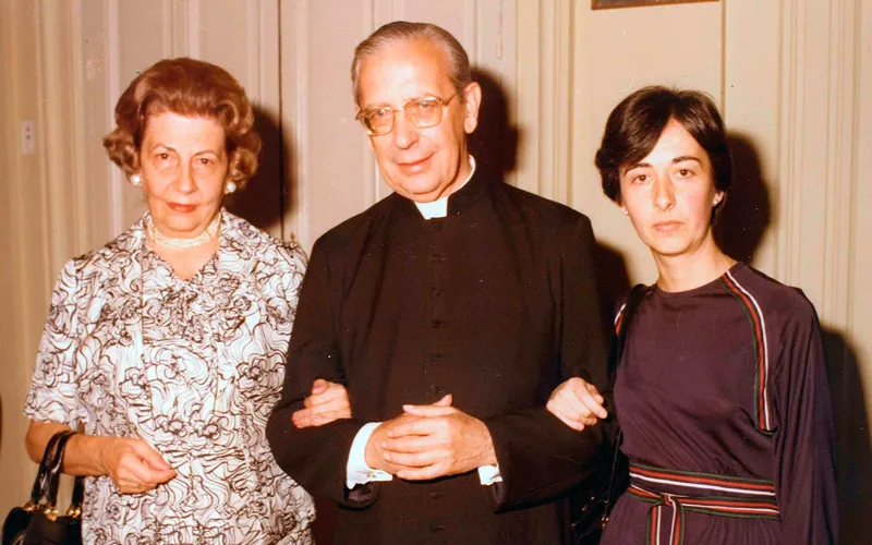 Mons. Álvaro del Portillo junto a Pilar y la madre de esta, en 1977. Foto: Mons. Pilar del Portillo