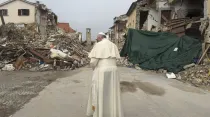 El Papa reza por las víctimas ante la destrucción causada por el terremoto: Foto: @GregBurkeRome