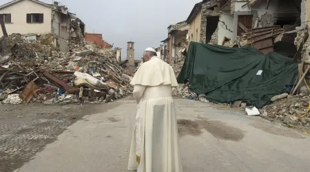 FOTOS: El Papa cumple su promesa y visita por sorpresa zona del terremoto en Italia